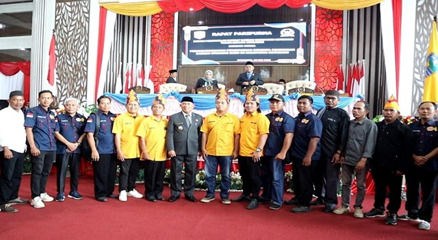 Foto bersama usai Rapat Paripurna DPRD Kotabaru dalam rangka penandatanganan persetujuan pemekaran DOB Tanah Kambatang Lima, dihadiri unsur DPRD, Forkopimda, dan tokoh masyarakat.