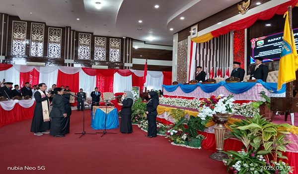 Monika Dahu mengucapkan sumpah sebagai anggota DPRD Kotabaru PAW di hadapan Ketua DPRD dan rohaniawan dalam Rapat Paripurna, 19 Mei 2025.
