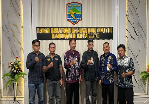 Ketua AMAN Kotabaru Sahrianto bersama jajaran pengurus saat menyerahkan berkas kelengkapan organisasi kepada Sekretaris Kesbangpol Kabupaten Kotabaru dalam kunjungan silaturahmi, Kamis (19/02/2026).